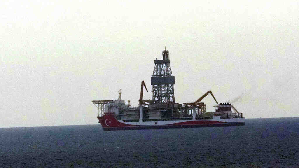 Kanuni sondaj gemisi Bozcaada’da demirledi